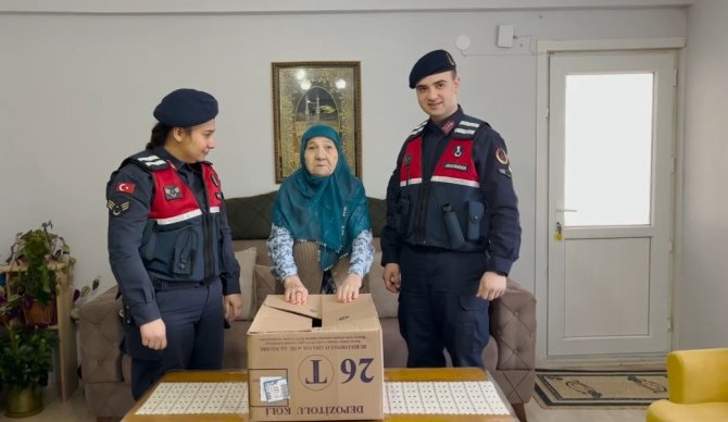 Sakaryalı Nineden Bayburt’ta Görev Yapan Mehmetçiğe Çorap Hediyesi