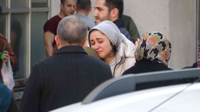 Kasabın Bıçaklayarak Öldürdüğü Gencin Yakınları Gözyaşına Boğuldu