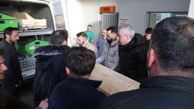 Kasabın Bıçaklayarak Öldürdüğü Gencin Yakınları Gözyaşına Boğuldu