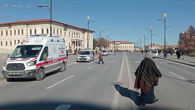Sivas’ta Aynı Yerde Kaza Üstüne Kaza, Kazaların Nedeni İse Gereksiz Merak