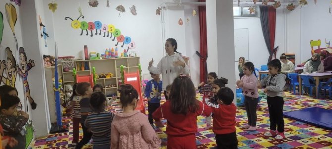 Anne Çocuk Oyun Evlerinde Eğlenceli Jimnastik Dersleri