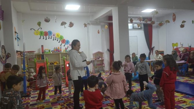 Anne Çocuk Oyun Evlerinde Eğlenceli Jimnastik Dersleri