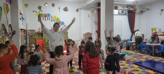 Anne Çocuk Oyun Evlerinde Eğlenceli Jimnastik Dersleri