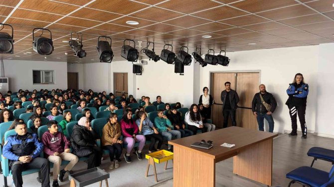 Cizre Polisi Liseli Öğrencilere Polislik Mesleğini Anlattı