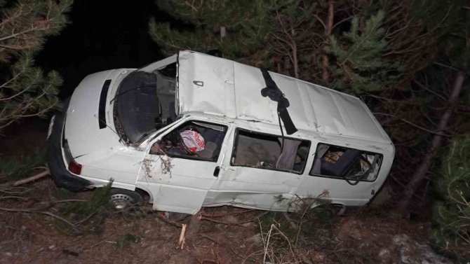40 Metreden Uçuruma Yuvarlanan Minibüs Ağaca Çarparak Asılı Kaldı: 3 Yaralı