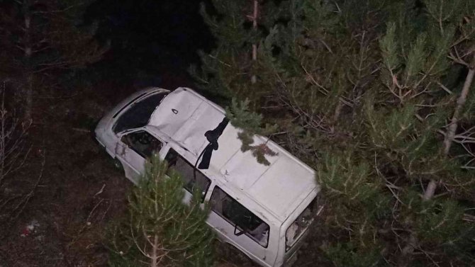 40 Metreden Uçuruma Yuvarlanan Minibüs Ağaca Çarparak Asılı Kaldı: 3 Yaralı