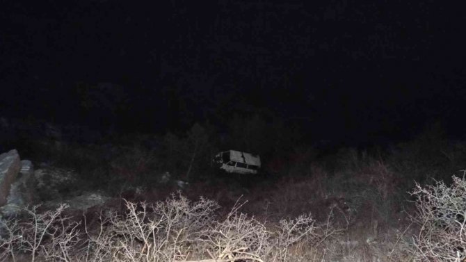 40 Metreden Uçuruma Yuvarlanan Minibüs Ağaca Çarparak Asılı Kaldı: 3 Yaralı