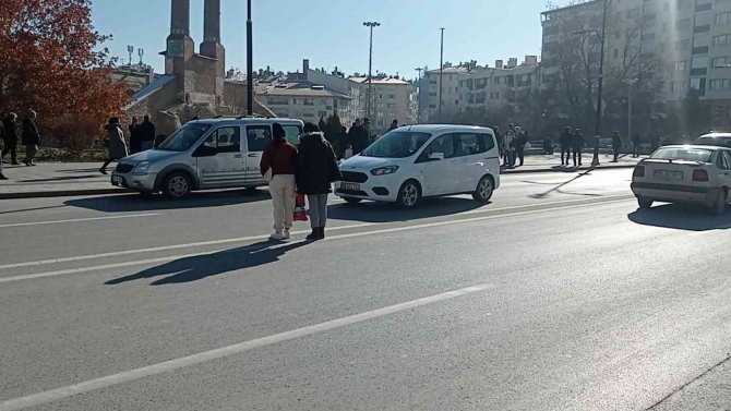 Sivas’ta Aynı Yerde Kaza Üstüne Kaza, Kazaların Nedeni İse Gereksiz Merak