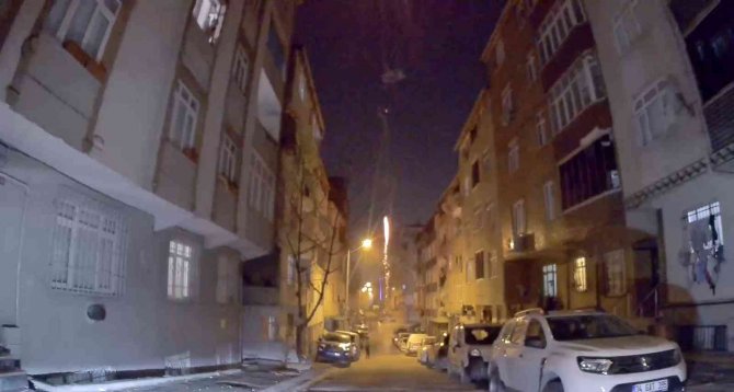 Sokak Ortasında Havai Fişek Patlattılar