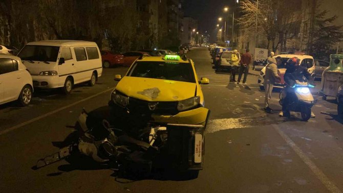 Taksiyle Çarpışan Motosikletin Sürücüsü Yaralandı