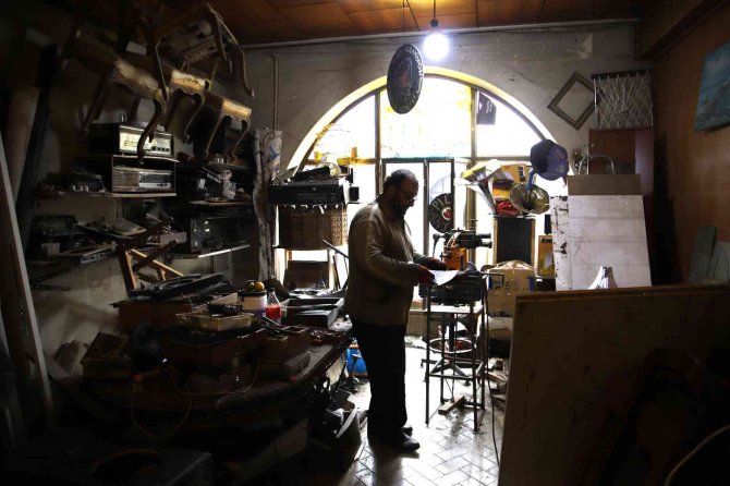 Antika Mobilyalardan Dönüştürülen Gramofonlar Hüzünlendiriyor