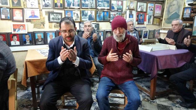 ’Ölüler Kıraathanesi’nden Bu Kez Dua Sesleri Yankılandı