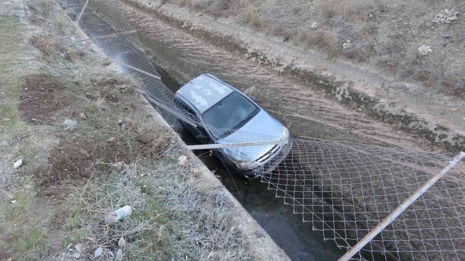 Buzlanma Nedeniyle Sulama Kanalına Uçtu