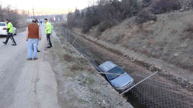 Buzlanma Nedeniyle Sulama Kanalına Uçtu