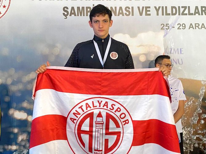 Yüzücüler Antalyaspor Bayrağını Kürsüye Taşıdı