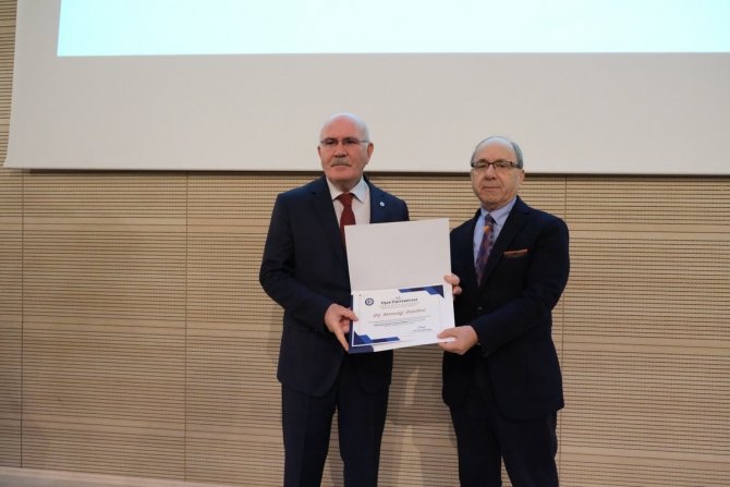 Uşak Üniversitesi 2022 Yılı Kalite Ve Personel Ödülleri Sahiplerini Buldu