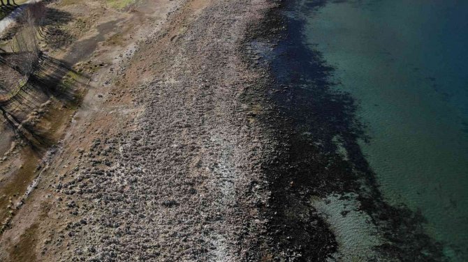 Van Gölü’nde Sular Çekildi, Su Altı Peribacaları Ortaya Çıktı