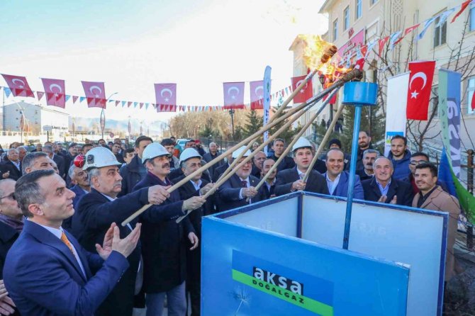 Gürpınar’da İlk Doğal Gaz Ateşi Yakıldı