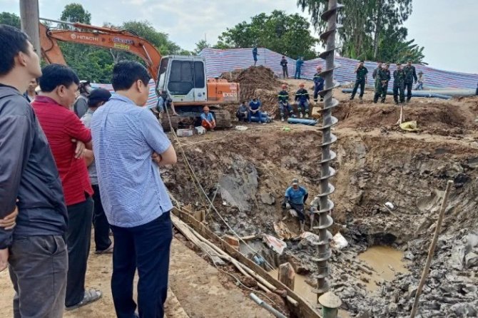 Vietnam’da 10 Yaşındaki Çocuk 35 Metre Derinliğindeki Sütunun İçine Düştü