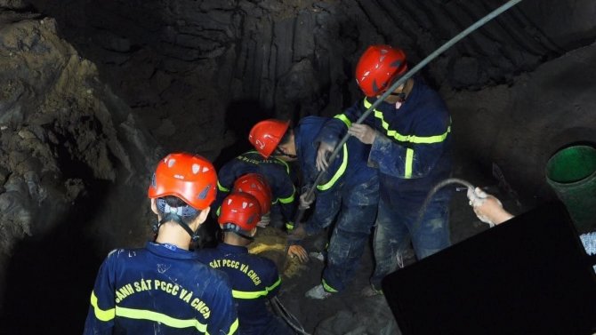 Vietnam’da 10 Yaşındaki Çocuk 35 Metre Derinliğindeki Sütunun İçine Düştü