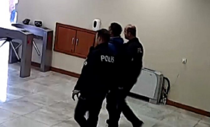 Çiğli Belediyesine Girmek İsteyen Şüphelinin Üzerinden Satır Ve Bıçak Çıktı