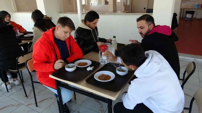 Hem İsrafın Önüne Geçiyorlar Hem De Sokak Hayvanlarına ‘Hayat’ Oluyorlar