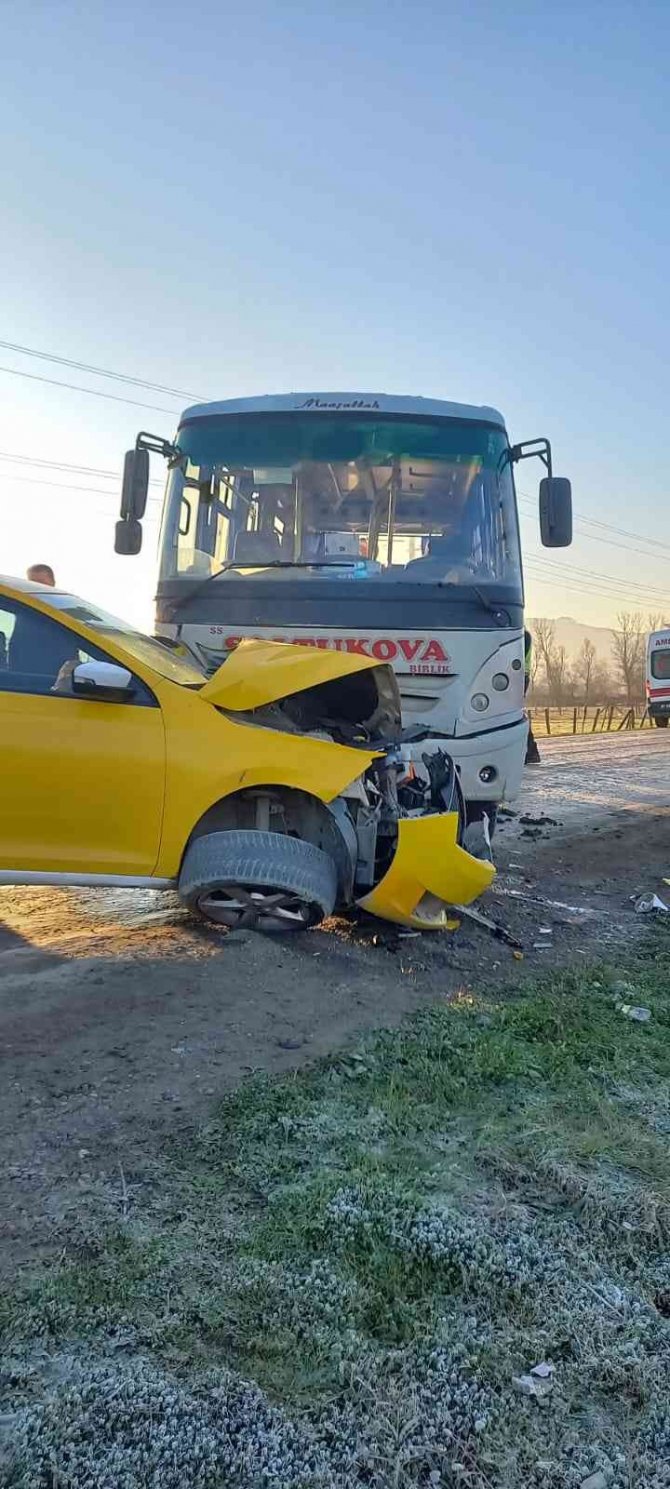 Öğrenci Servisi İle Taksi Kafa Kafaya Çarpıştı: 8 Yaralı