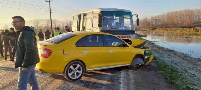 Öğrenci Servisi İle Taksi Kafa Kafaya Çarpıştı: 8 Yaralı