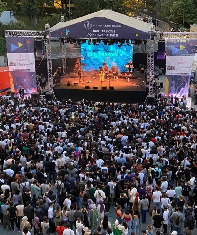Sanatseverler 2022’de Akm’de Festival Ve Yenilikçi Teknolojilerle Buluştu