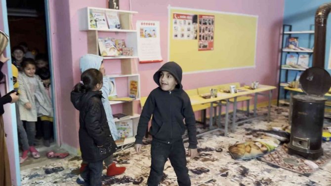 Köy Okullarını Geri Dönüşüm Ve Atık Malzemelerle Yenilediler, Gönülleri Fethettiler