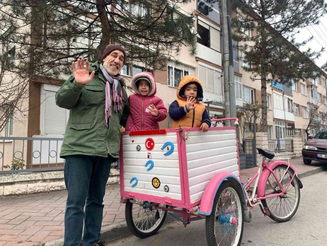 Eşi Vefat Eden Fedakâr Baba, Üç Tekerlekli Bisikletiyle Çocuklarına Bakıyor
