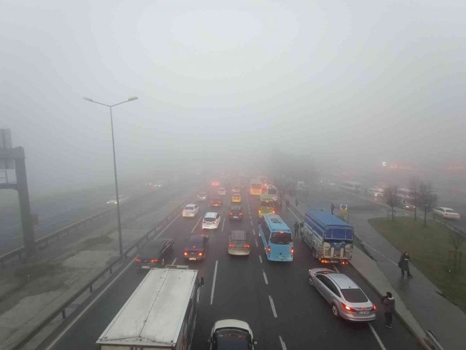 İ̇stanbul’da Etkili Olan Sis Görüş Mesafesini Düşürdü