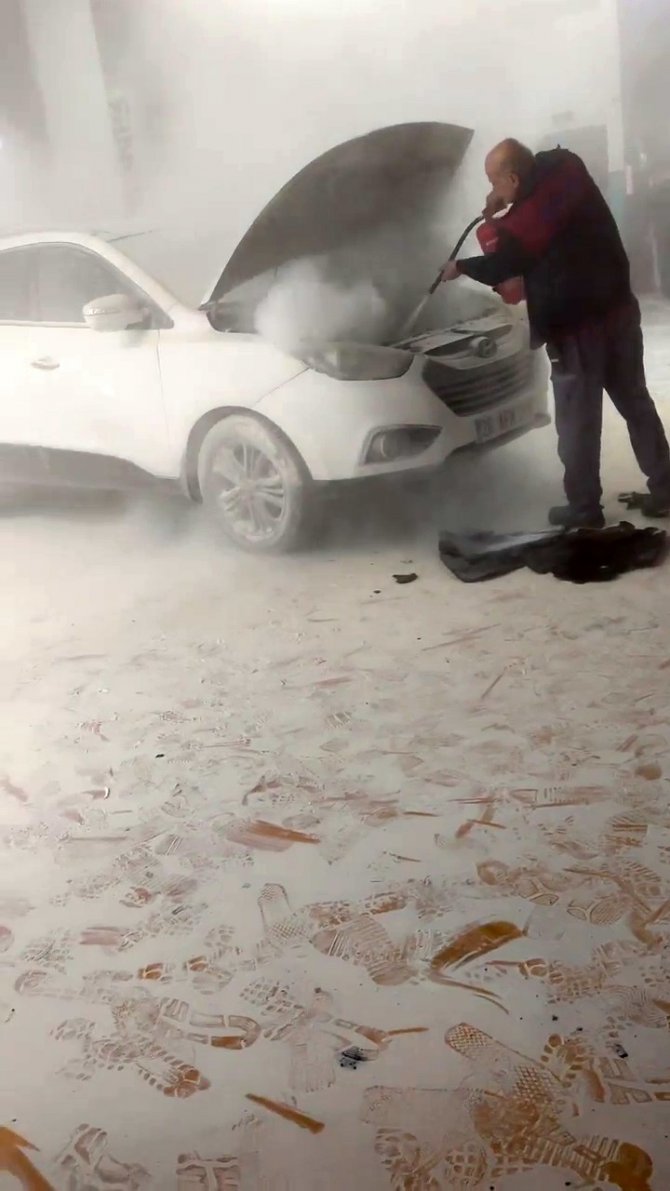 Ekspere Getirilen Arabanın Motoru Patladı, Facianın Eşiğinden Dönüldü