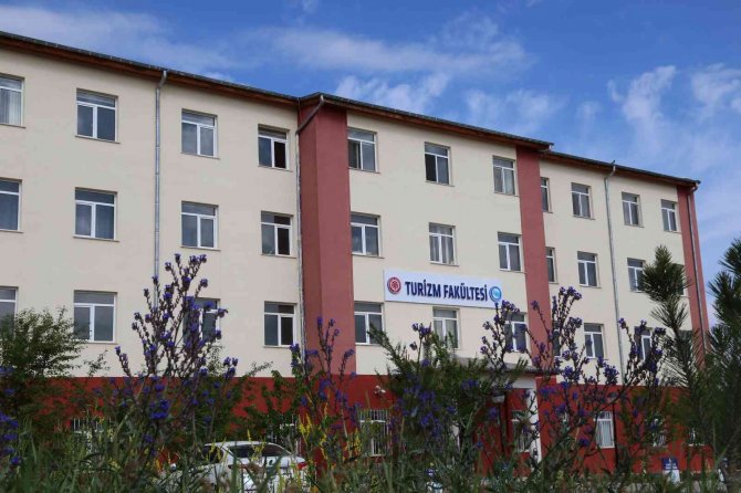 Akredite Alarak Eğitim Kalitesini Tescilledi, İlk 7 Arasına Girmeyi Başardı