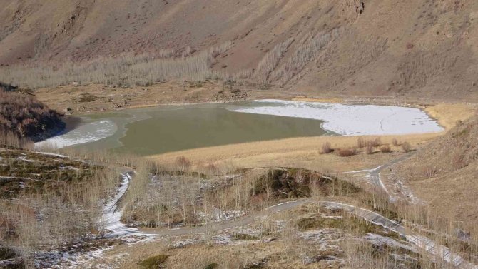 Kışın Su Sıcaklığı 40 Dereceyi Bulan Ilıgöl Buz Tuttu