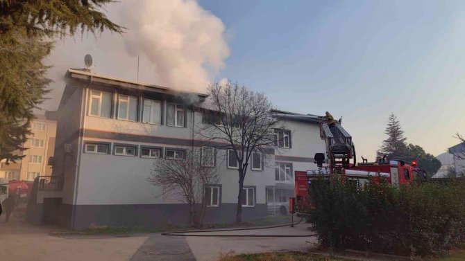 3 Katlı Binada Korkutan Yangın