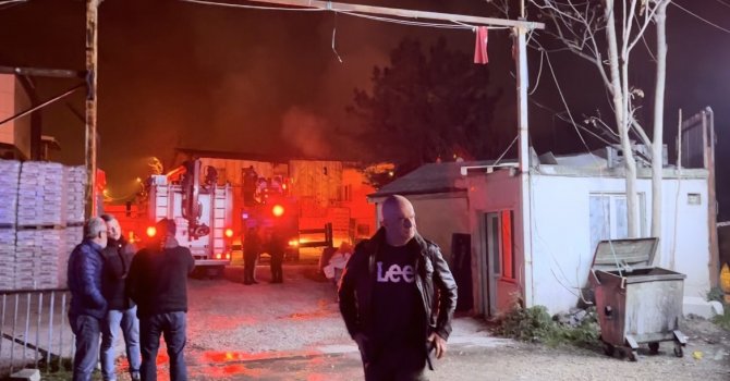 Geri Dönüşüm Deposu Alevlere Teslim Oldu, Yangın 1 Saatte Söndürüldü