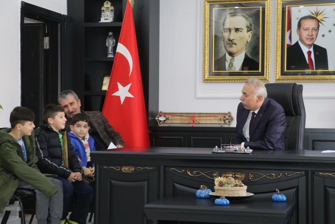 Minik Sporcular Başkan Öztürk’ün Doğum Gününü Kutladı