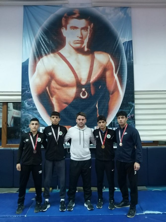 Düzceli Güreşçiler 4 Madalya İle Döndü
