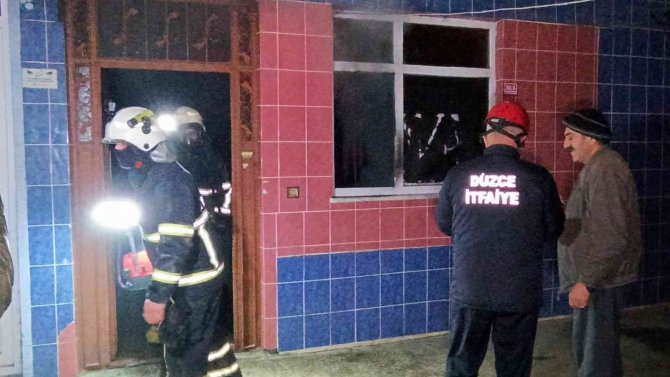 Evi Yanan Şahıs Son Anda Kurtarılarak Hastaneye Kaldırıldı