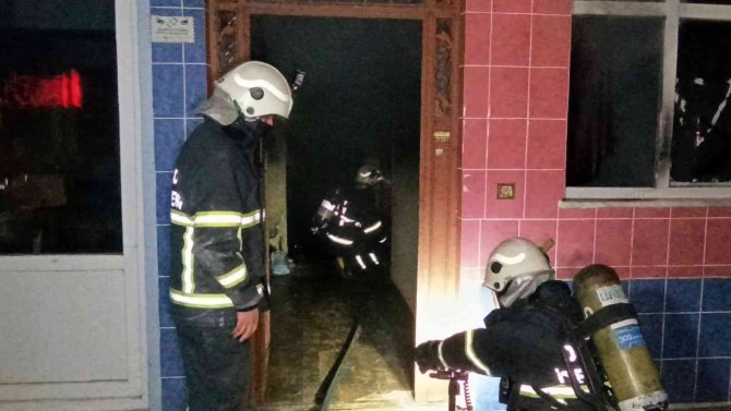 Evi Yanan Şahıs Son Anda Kurtarılarak Hastaneye Kaldırıldı