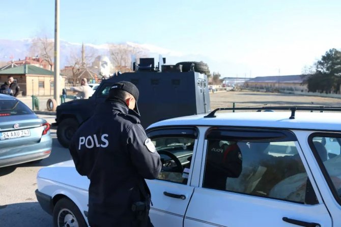 Erzincan’da Çeşitli Suçlardan Aranan 63 Kişi Ve 56 Kaçak Göçmen Yakalandı