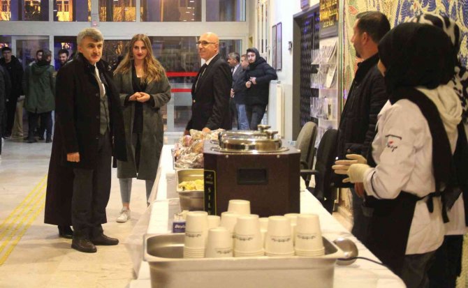 Final Sınavlarına Hazırlanan Öğrencilere Sıcak Çorba İkramı