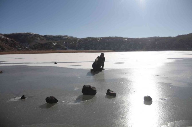 Kışın Su Sıcaklığı 40 Dereceyi Bulan Ilıgöl Buz Tuttu