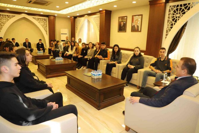 Avrupa’da Eğitim Alan Öğrenciler Hakkari’ye Döndü