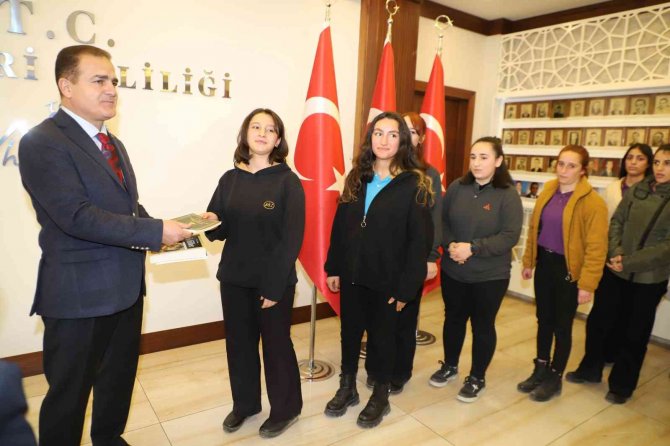 Avrupa’da Eğitim Alan Öğrenciler Hakkari’ye Döndü