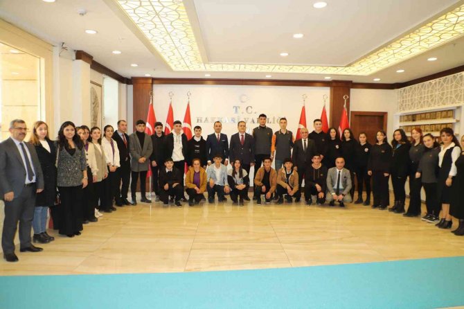 Avrupa’da Eğitim Alan Öğrenciler Hakkari’ye Döndü