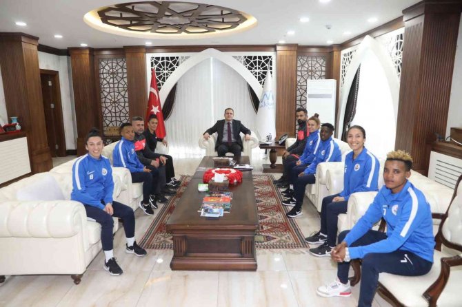 Vali Akbıyık Kadın Takımını Makamında Kabul Etti