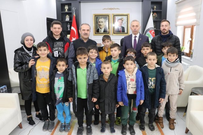 Minik Sporcular Başkan Öztürk’ün Doğum Gününü Kutladı