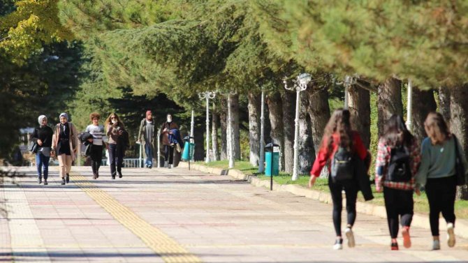 İ̇nönü Üniversitesi Yeşil Kampüste 102 Basamak Yükseldi